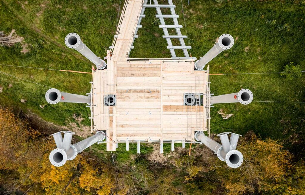 Vogelfrontalperspektive auf eine Stahlkonstruktion im Bau