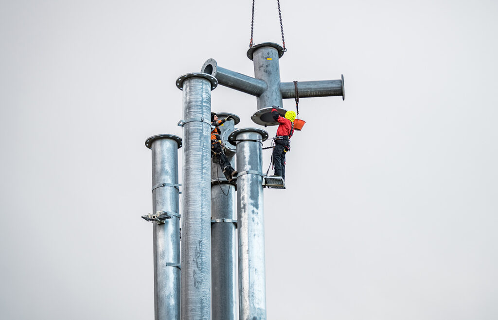 Ansicht auf zwei Männer auf einer hohen Stahlkonstruktion im Bau