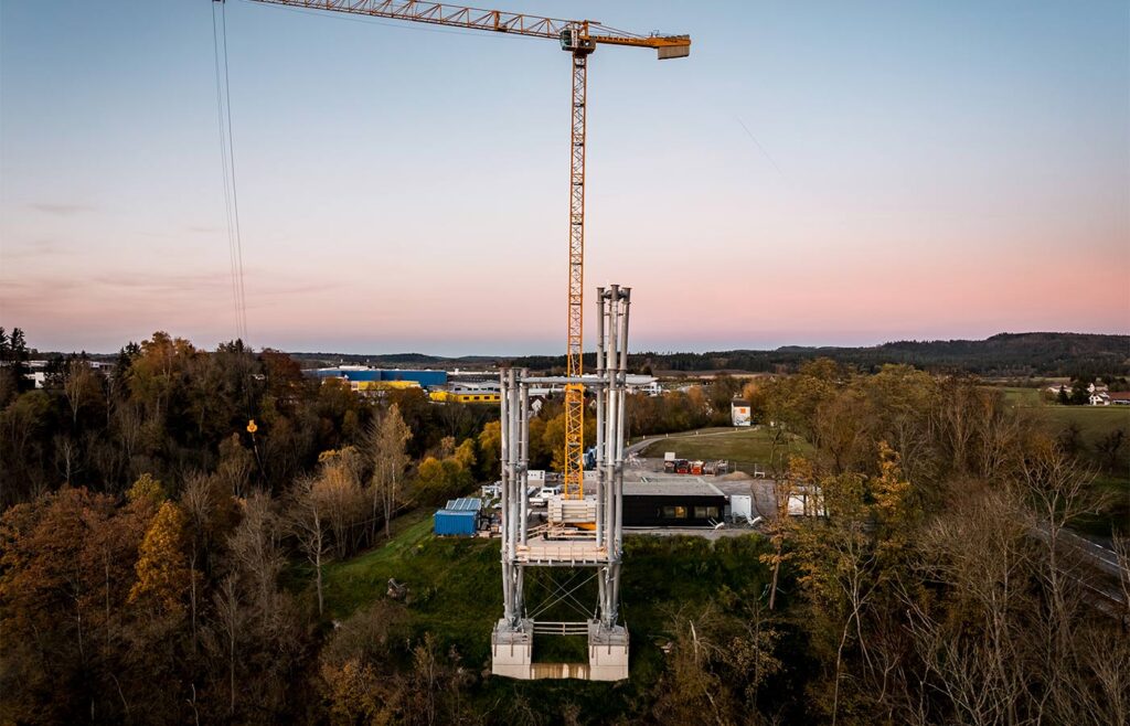 Übersicht auf eine Baustelle mit Kran zur goldenen Stunde