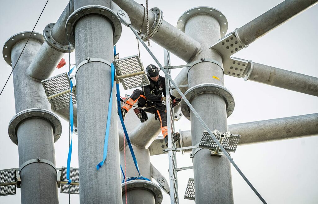 Blick von unten auf die Spitze des Pylon