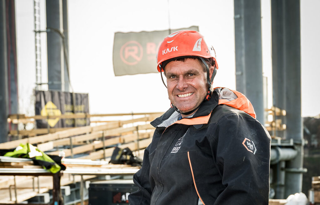 Arbeiter mit Helm an der Baustelle der Neckarline