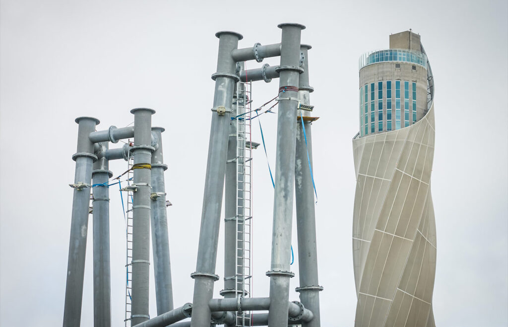 Pylon der Neckarline und daneben der TK Elevator Turm