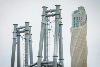 Pylon der Neckarline und daneben der TK Elevator Turm