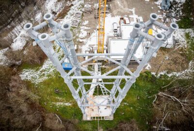 Blick von oben auf den Pyloin der Neckarline, kurz vor der Fertigstellung