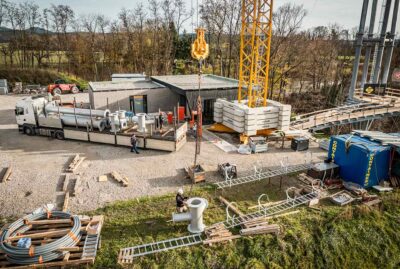 Baustelle auf dem ein LKW und Kran zu sehen ist