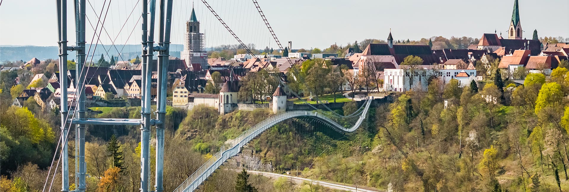 3D Darstellung des Pylon der Neckarline mit dem Besucherzentrum und einer Familie im Vordergrund