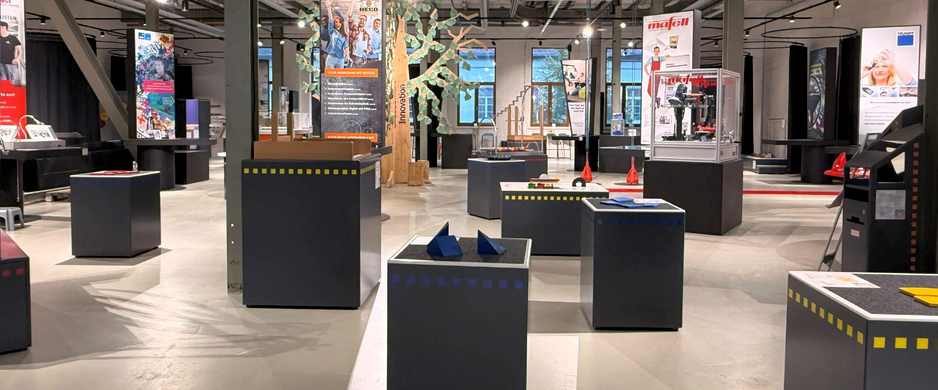 Blick in ein Museum mit Podesten und technischen Objekten