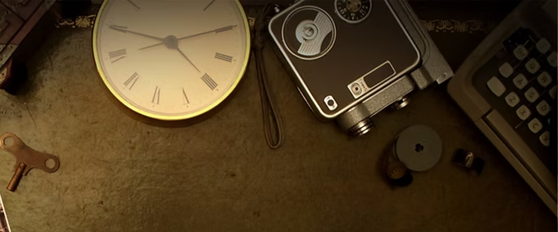 Boden auf dem eine alte Uhr, Kamera und Schreibmaschine liegen