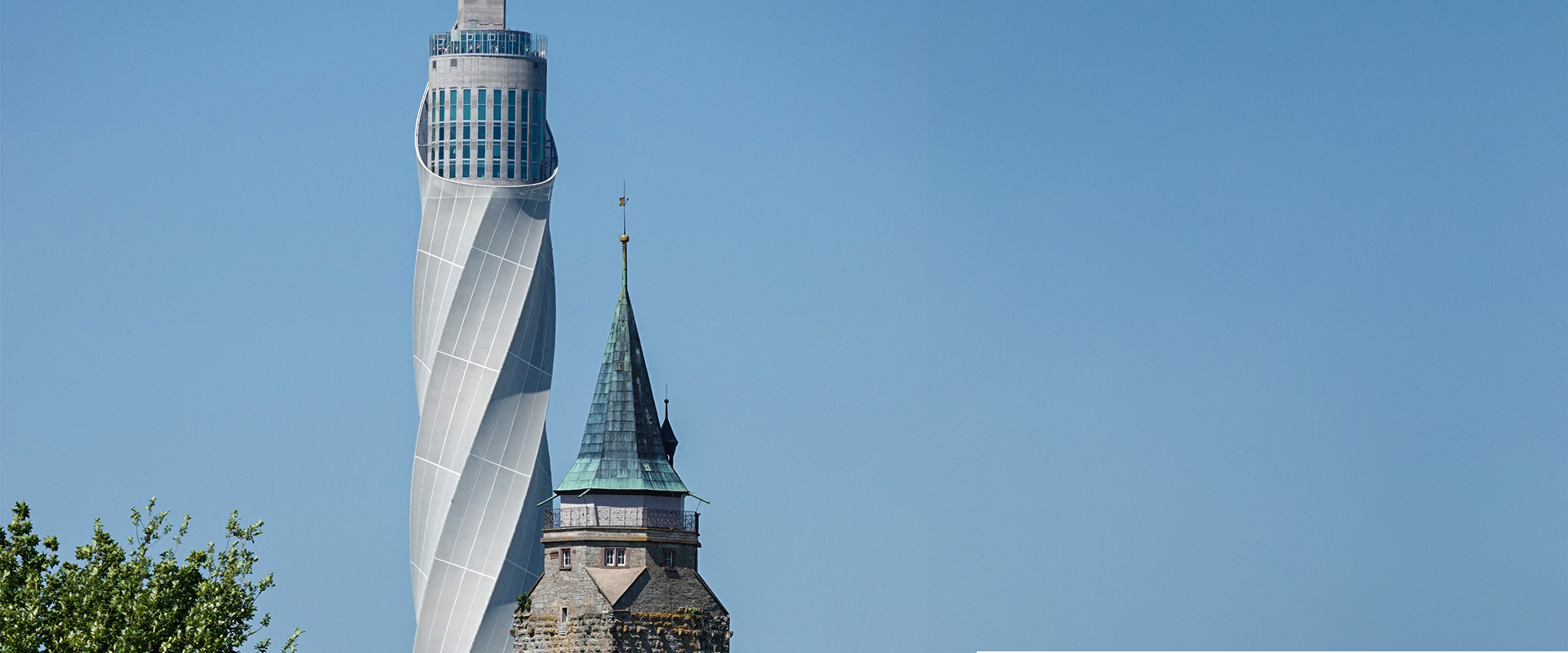 TK elevator Testturm und blauer Himmel im Hintergrund