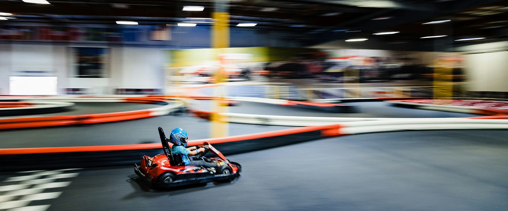 Junge im Kartauto auf Fahrbahn in Halle