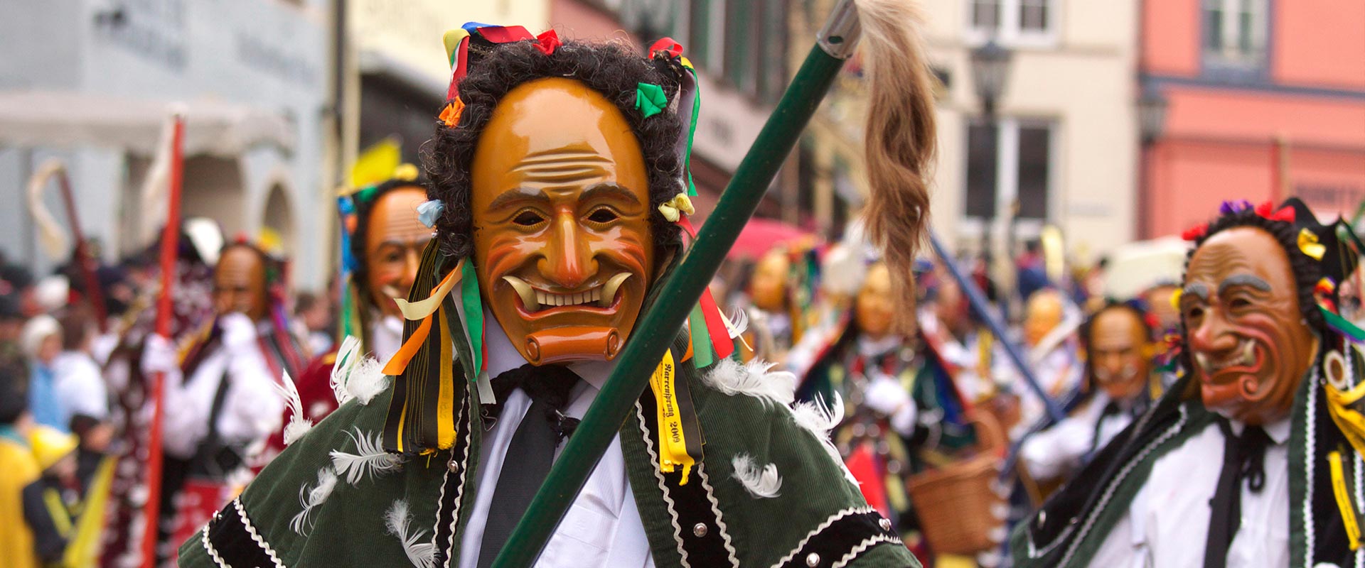 Nahansicht auf viele Menschen im Fasnachtskostüm