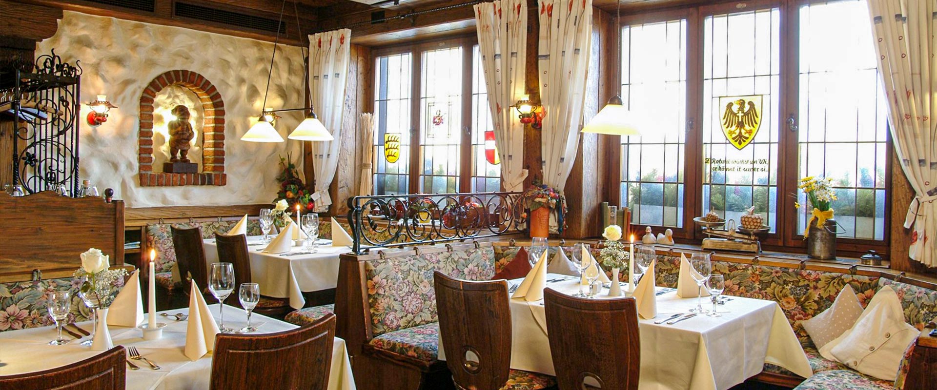 Ansicht in einen Gastraum im rustikalen Landhausstiel