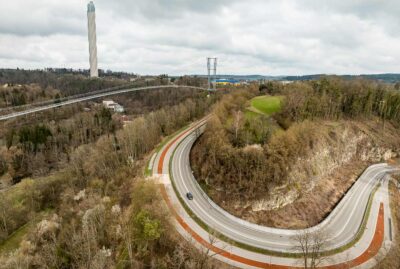 Abbildung einer Hängebrücke mit Testturm im Hintergrund