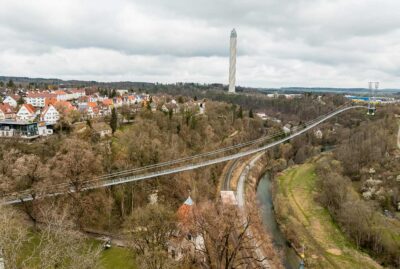 Abbildung einer Hängebrücke mit Testturm im Hintergrund
