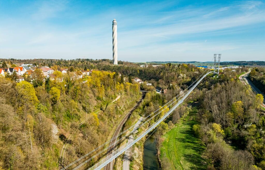 Abbildung einer Hängebrücke mit Testturm im Hintergrund