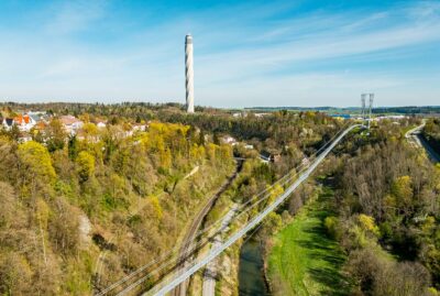 Abbildung einer Hängebrücke mit Testturm im Hintergrund