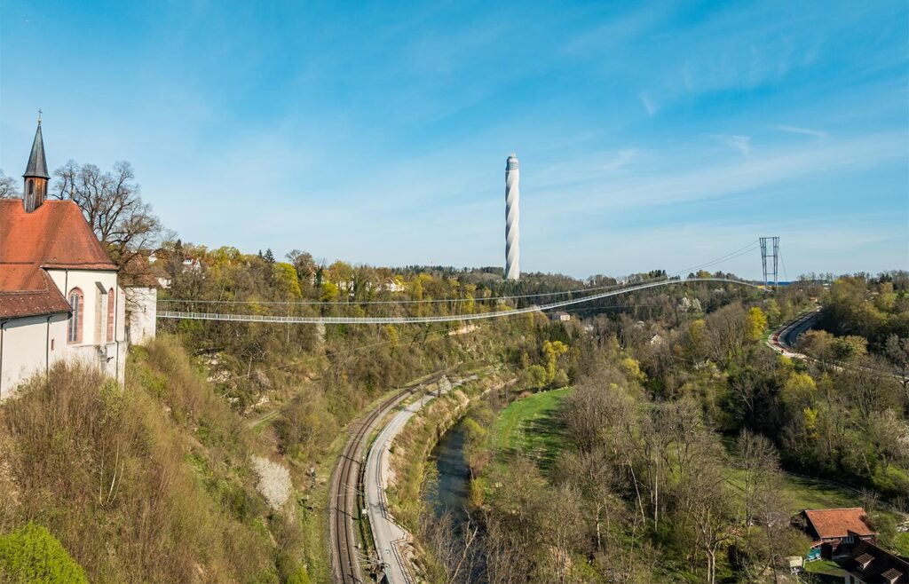 Abbildung einer Hängebrücke mit Testturm im Hintergrund