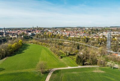Abbildung einer Hängebrücke mit Altstadt im Hintergrund