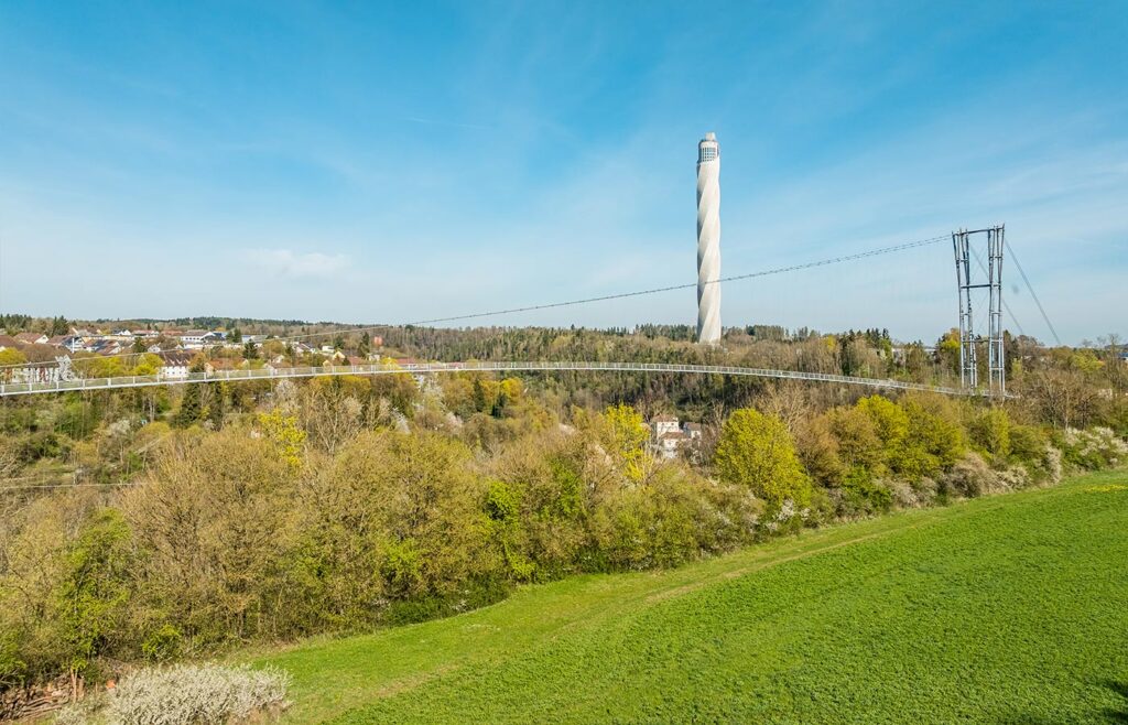 Abbildung einer Hängebrücke mit Testturm im Hintergrund