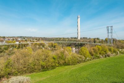 Abbildung einer Hängebrücke mit Testturm im Hintergrund