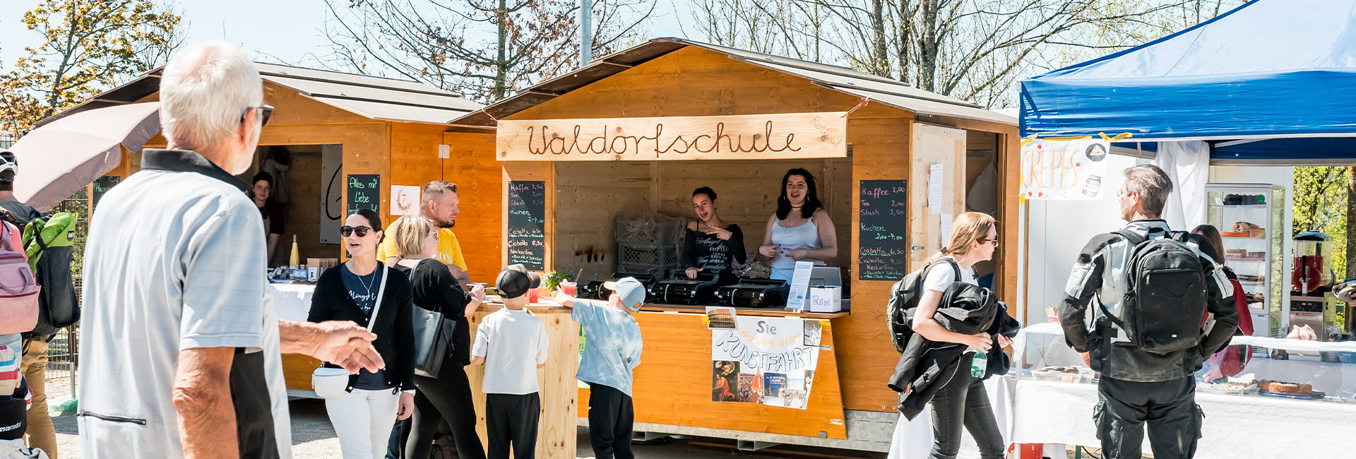 Ein Mann läuft auf eine Holzhütte zu