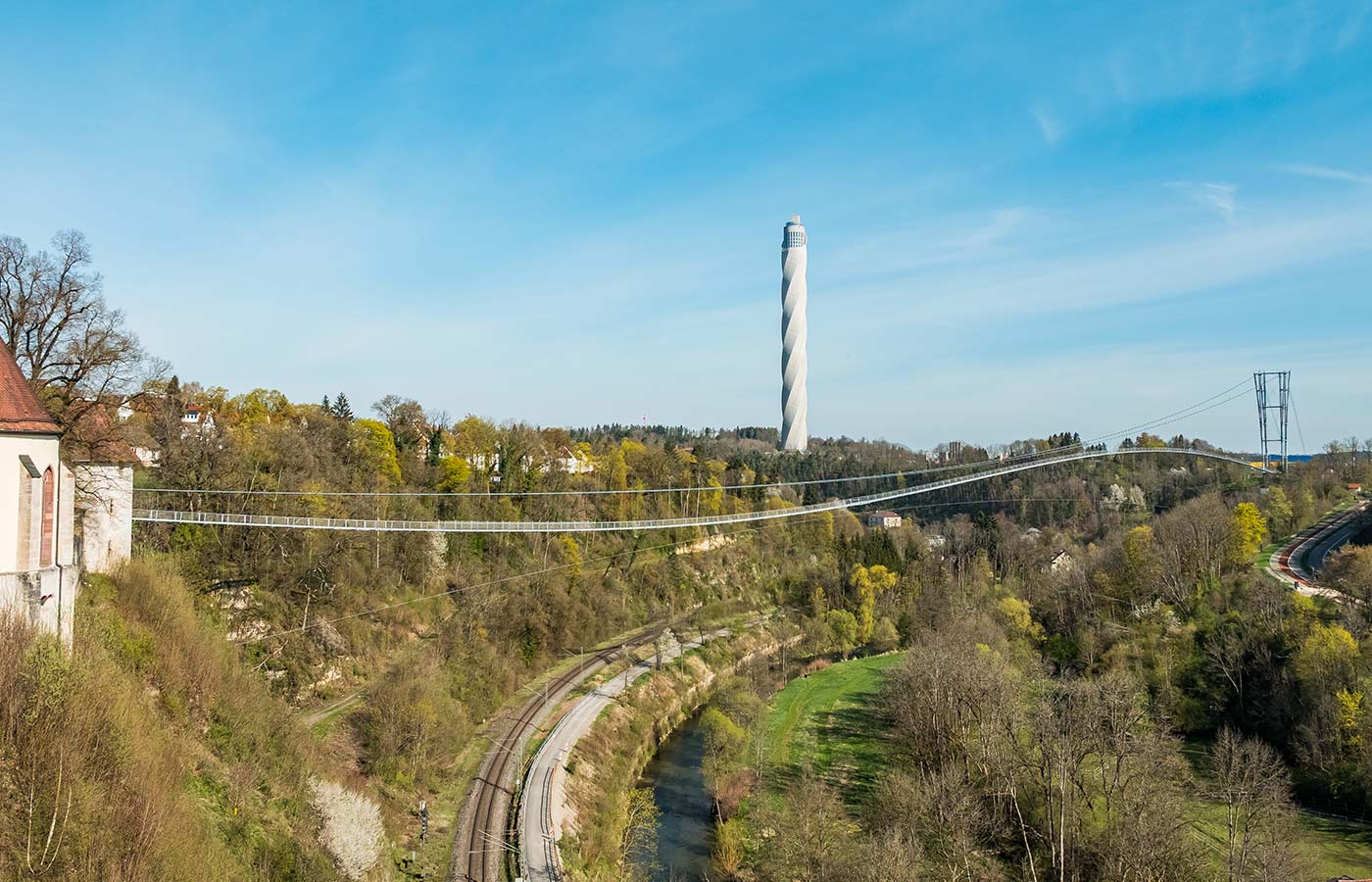 Abbildung einer Hängebrücke mit Turm im Hintergrund