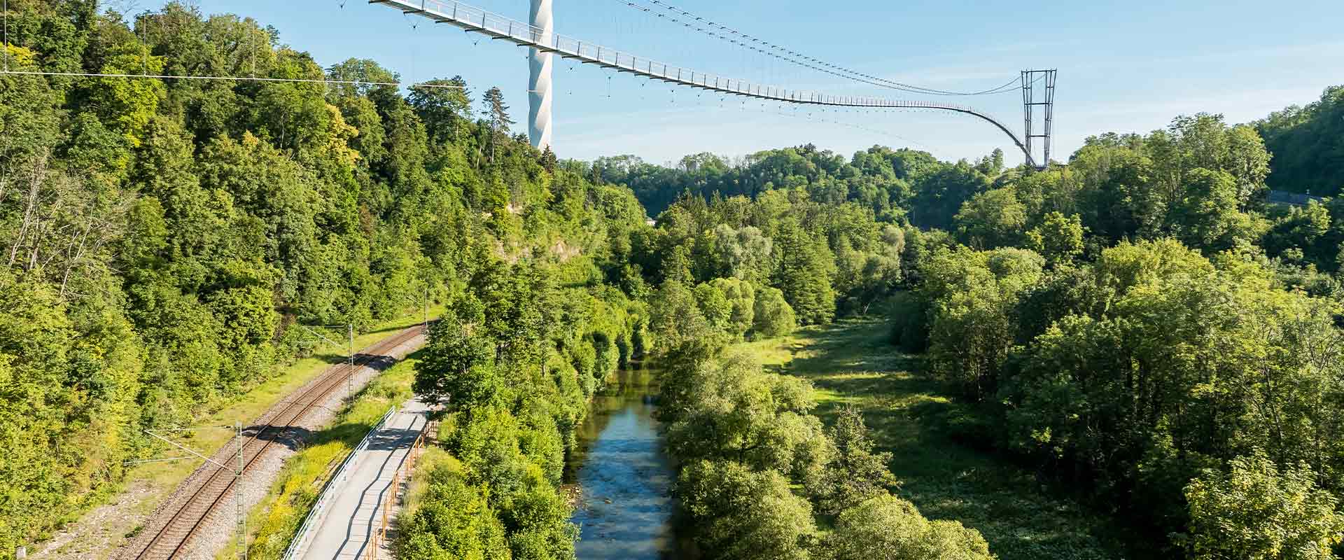 Abbildung einer Hängebrücke mit Turm im Hintergrund