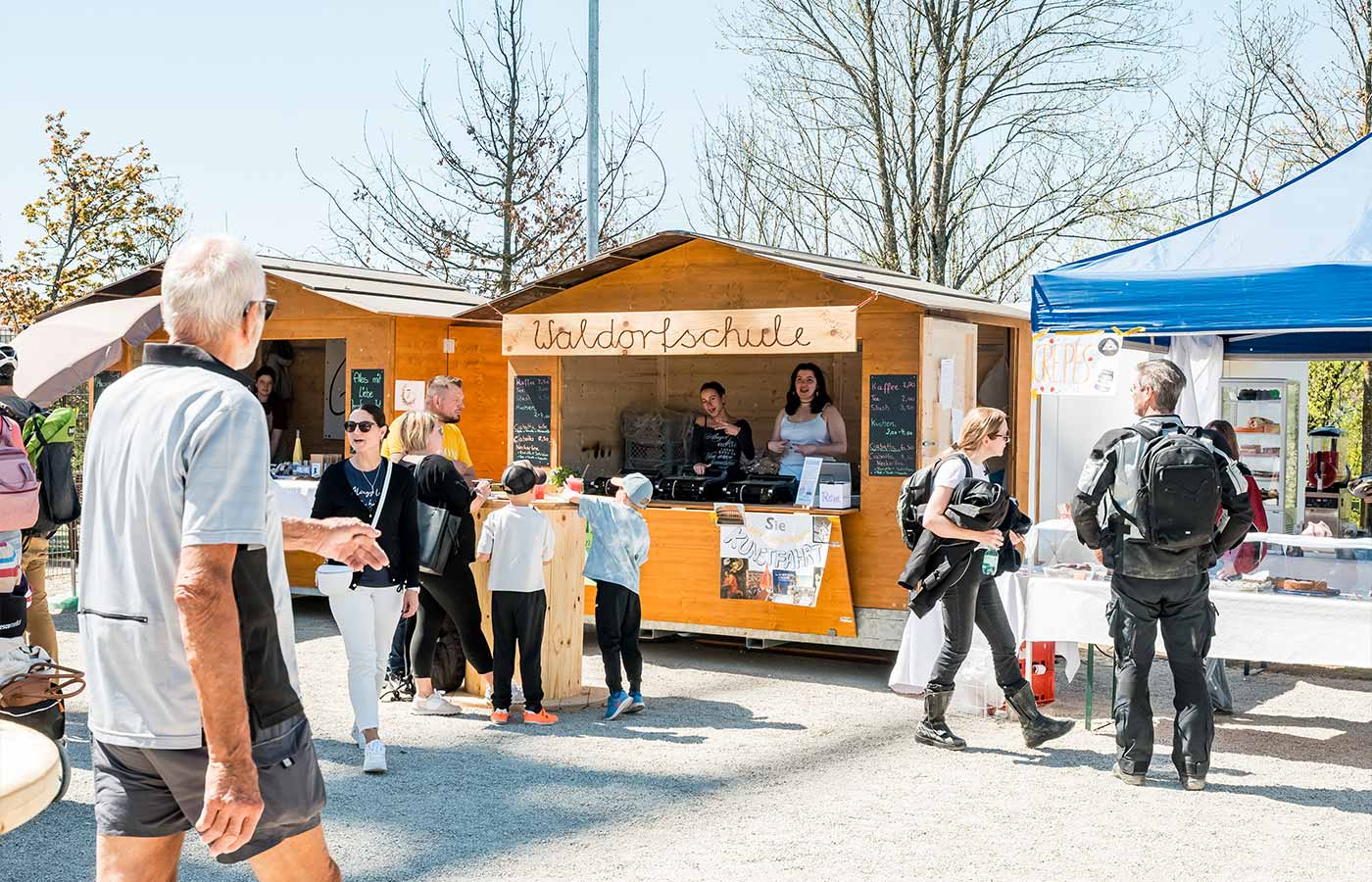 Ein Mann läuft auf eine Holzhütte zu